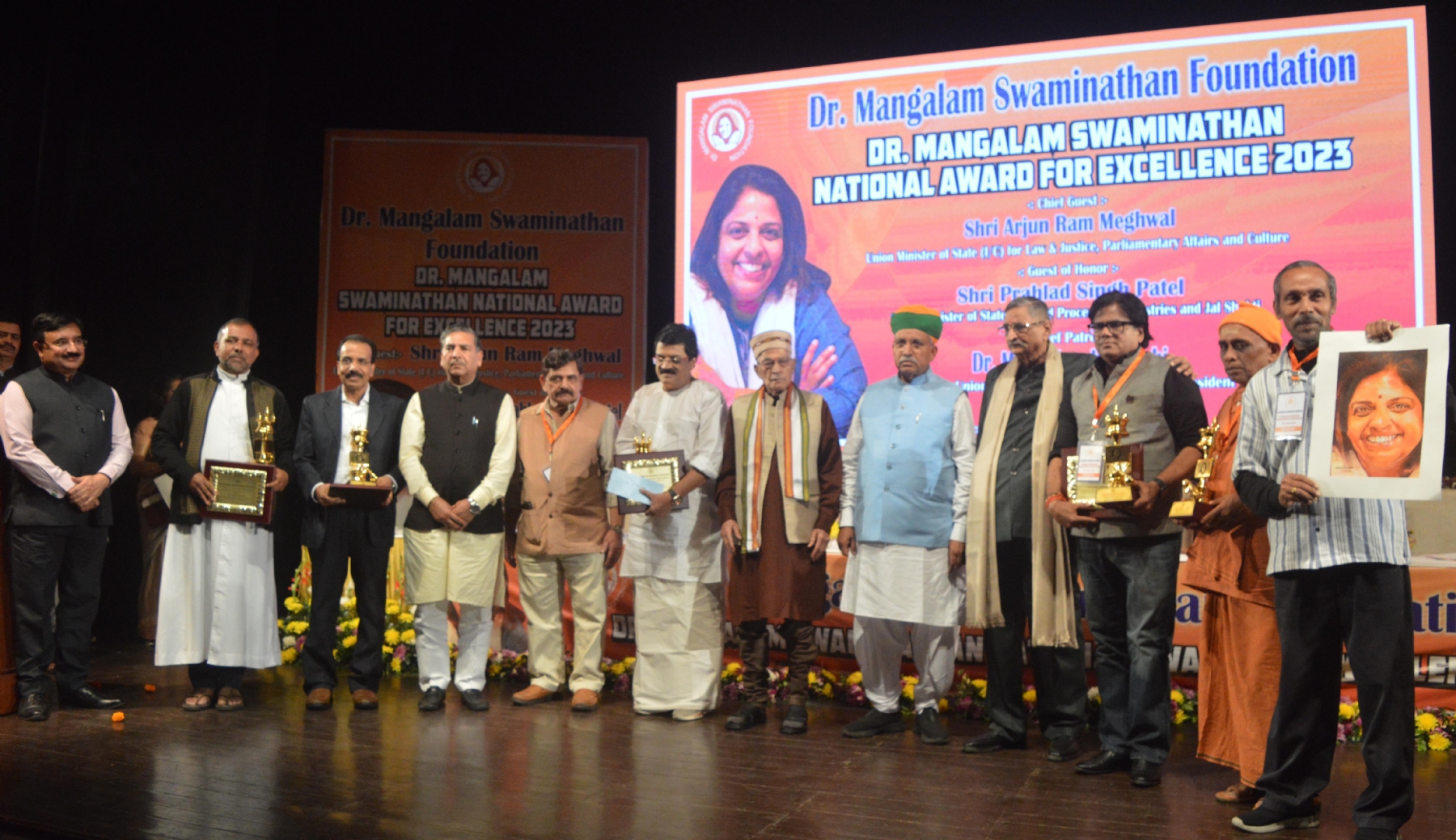 डॉ. मंगलम स्वामीनाथन फाउंडेशन ने 2023 के लिए छह प्रतिष्ठित व्यक्तियो को डॉ.मंगलम स्वामीनाथन राष्ट्रीय पुरस्कार से सम्मानित करते डॉ. मुरली मनहर जोशी और केन्द्रीय मंत्री अर्जुन राम मेगवाल व अन्या।