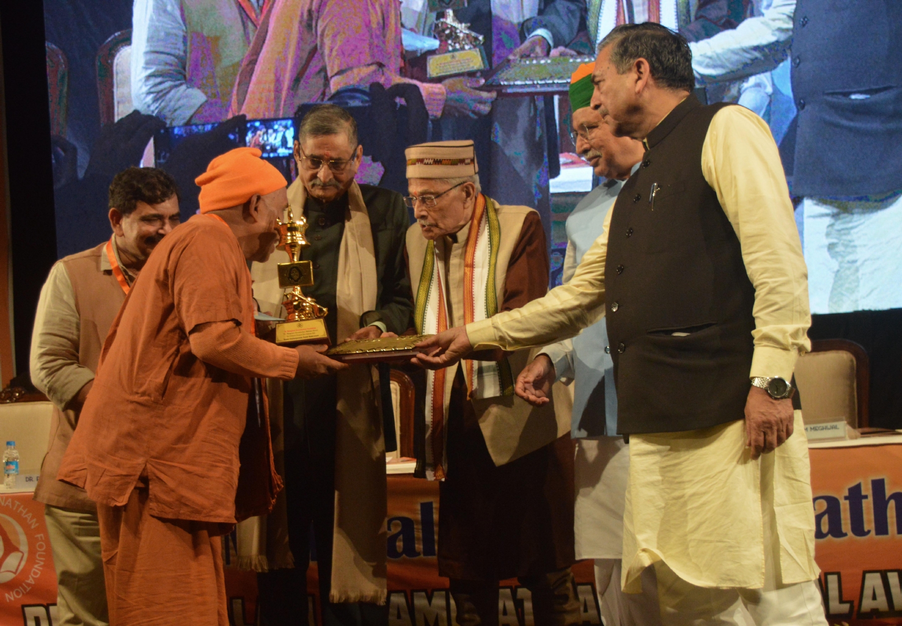 डॉ. मंगलम स्वामीनाथन फाउंडेशन ने 2023 के लिए छह प्रतिष्ठित व्यक्तियो को डॉ.मंगलम स्वामीनाथन राष्ट्रीय पुरस्कार से सम्मानित करते डॉ. मुरली मनहर जोशी और केन्द्रीय मंत्री अर्जुन राम मेगवाल व अन्या।
