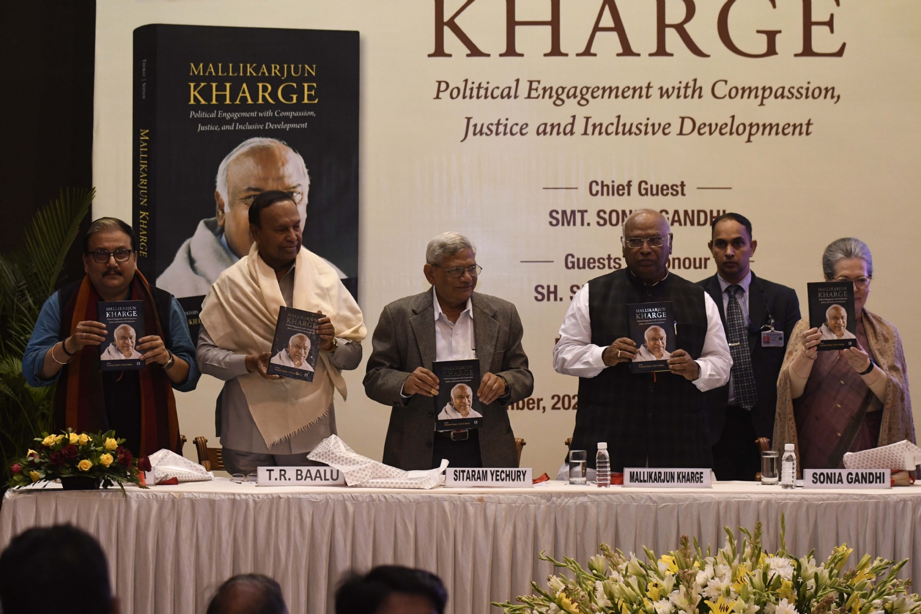 कांग्रेस अध्यक्ष मल्लिकार्जुन खड़गे, कांग्रेस संसदीय दल की अध्यक्ष सोनिया गांधी और सीपीआई (एम) महासचिव सीताराम येचुरी के साथ बुधवार को नई दिल्ली में 'मल्लिकार्जुन खड़गे की जीवनी पर पुस्तक का विमोचन।