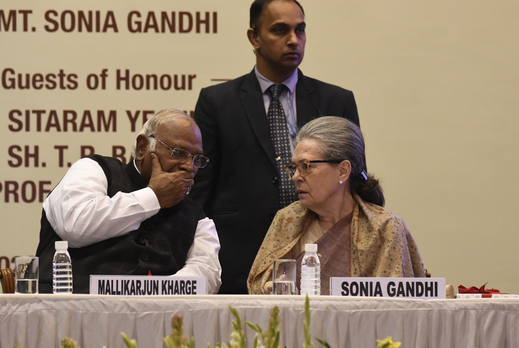 कांग्रेस अध्यक्ष मल्लिकार्जुन खड़गे, कांग्रेस संसदीय दल की अध्यक्ष सोनिया गांधी और सीपीआई (एम) महासचिव सीताराम येचुरी के साथ बुधवार को नई दिल्ली में 'मल्लिकार्जुन खड़गे की जीवनी पर पुस्तक का विमोचन।