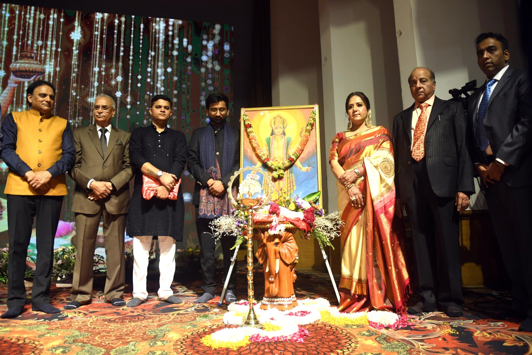 नई दिल्ली में रविवार 05 नवंबर को राष्ट्रपति को राष्ट्रीय आयुर्वेद दिवस को लेकर आयोजित आयुमंथन कार्यक्रम में विशेषज्ञों को सम्मानित करते एमिल फ़ार्मास्यूटिकल्स के सीईओ केके शर्मा। हिन्दुस्थान समाचार/ फोटो गणेश बिष्ट
