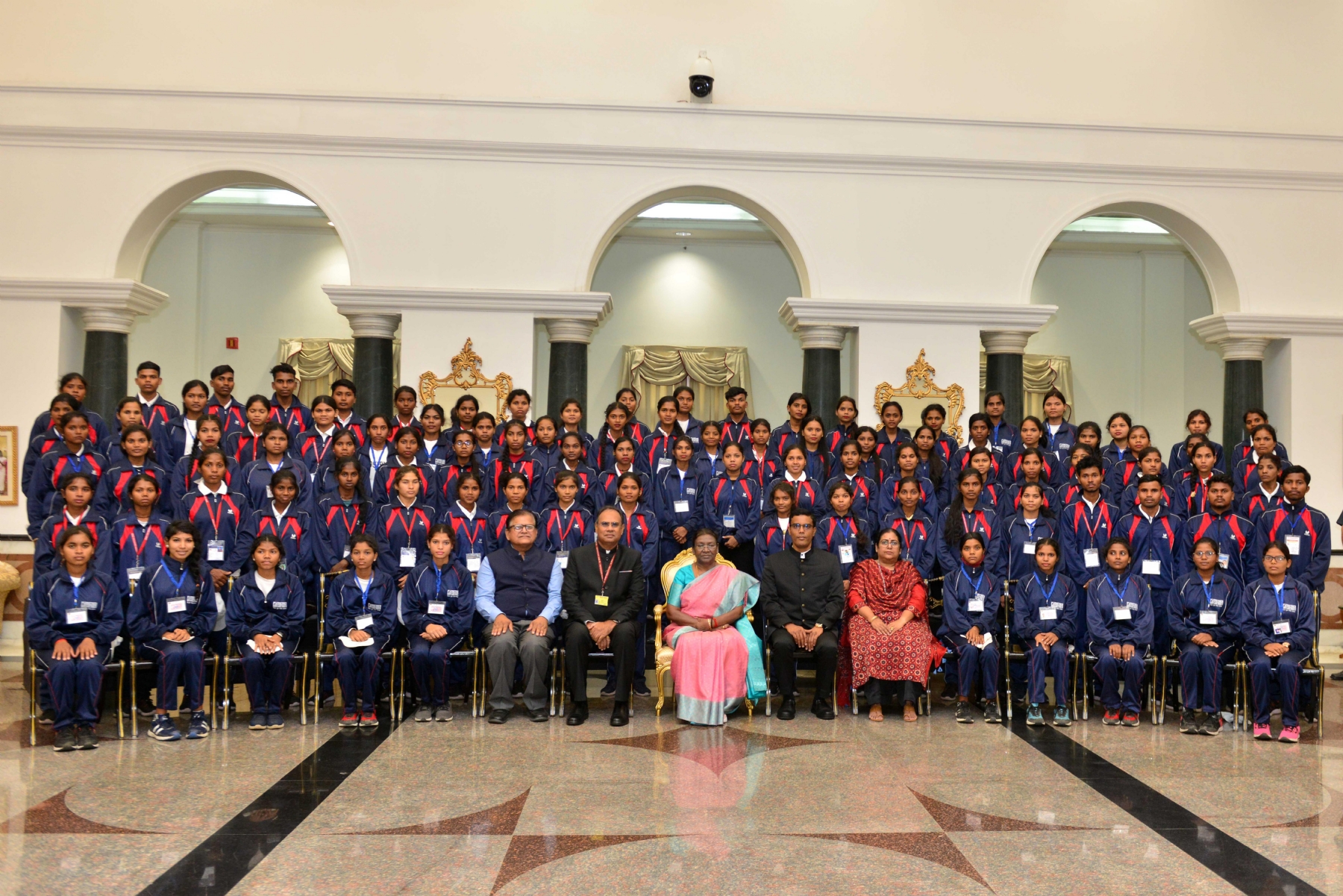नई दिल्ली में रविवार 05 नवंबर को राष्ट्रपति को श्रीमती द्रौपदी मुर्मु का गृह मंत्रालय के जनजातीय युवा आदान प्रदान कार्यक्रम के तहत राष्ट्रपति भवन में आए वाओं को सम्बोधन करते हुए। हिन्दुस्थान समाचार/ फोटो गणेश बिष्ट