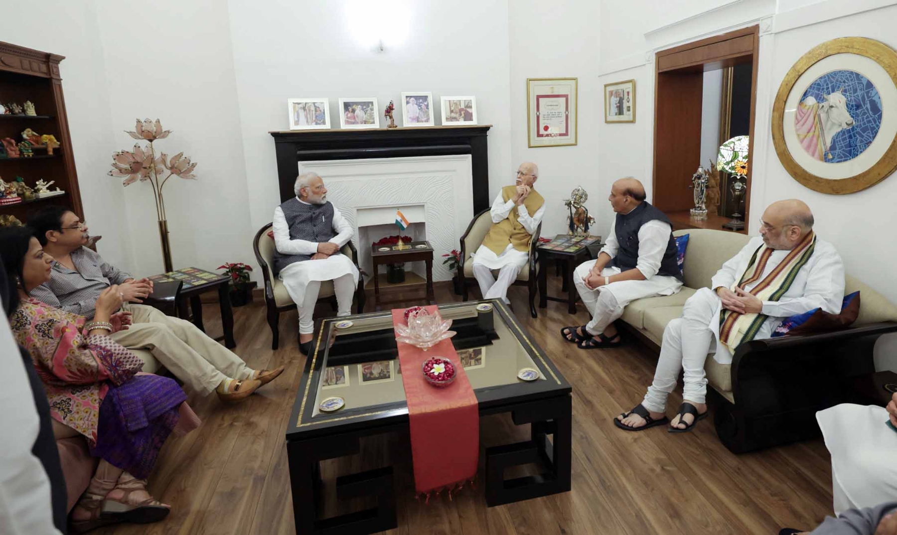  प्रधानमंत्री नरेन्द्र मोदी ने भारतीय जनता पार्टी के वरिष्ठ नेता और पूर्व केंद्रीय गृह मंत्री लाल कृष्ण आडवाणी के जन्मदिन के अवसर पर उनके आवास पर उनसे मुलाकात कर बधाई दी और साथ में रक्षा मंत्री राजनाथ सिंहऔर एचएम अमित शाह। हिन्दुस्थान समाचार/ फोटो