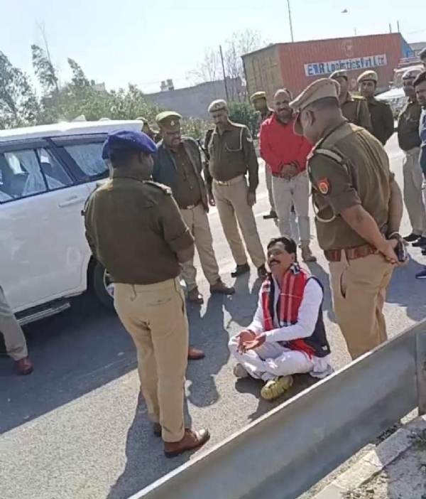 कानपुर देहात जा रहे सपा विधायक को पुलिस ने रोका - हिन्दुस्थान समाचार