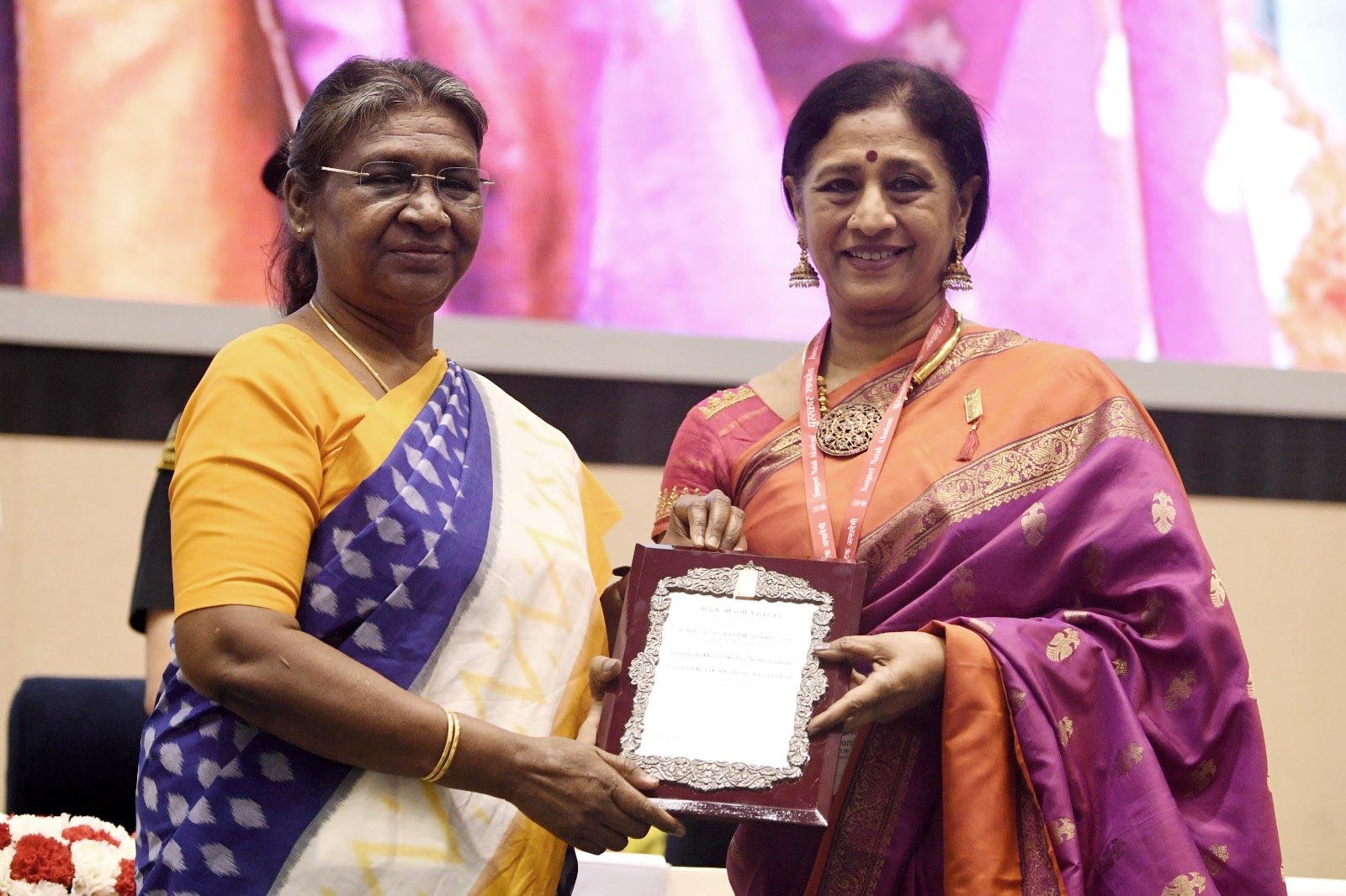 नई दिल्ली में गुरुवार 23 फरवरी को राष्ट्रपति द्रौपदी मुर्मू ने अकादमी रत्न और अकादमी पुरस्कार से सम्मानित करते हुए। हिन्दुस्थान समाचार/ फोटो गणेश बिष्ट 