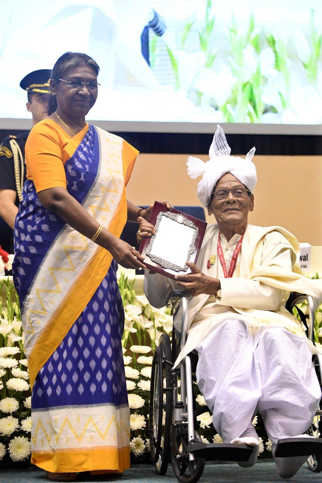 नई दिल्ली में गुरुवार 23 फरवरी को राष्ट्रपति द्रौपदी मुर्मू ने अकादमी रत्न और अकादमी पुरस्कार से सम्मानित करते हुए। हिन्दुस्थान समाचार/ फोटो गणेश बिष्ट 