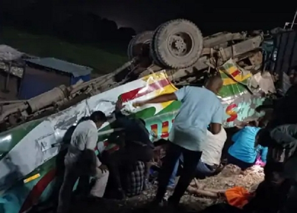मप्रः तेज रफ्तार ट्रक ने दो बसों को मारी टक्कर, छह की मौत, 50 से ज्यादा घायल