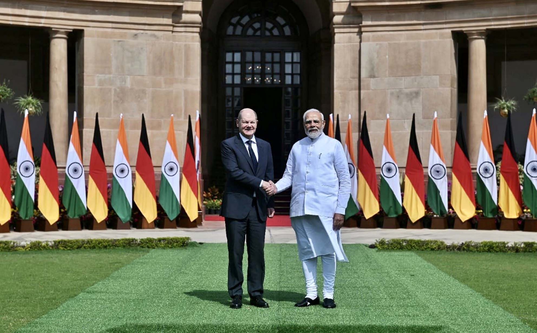 नई दिल्ली में शनिवार 25 फरवरी को हैदराबाद हाउस में प्रधानमंत्री नरेन्द्र मोदी ने जर्मनी चांसलर ओलाफ शोल्ज का स्वागत किया। हिन्दुस्थान समाचार/ फोटो गणेश बिष्ट 