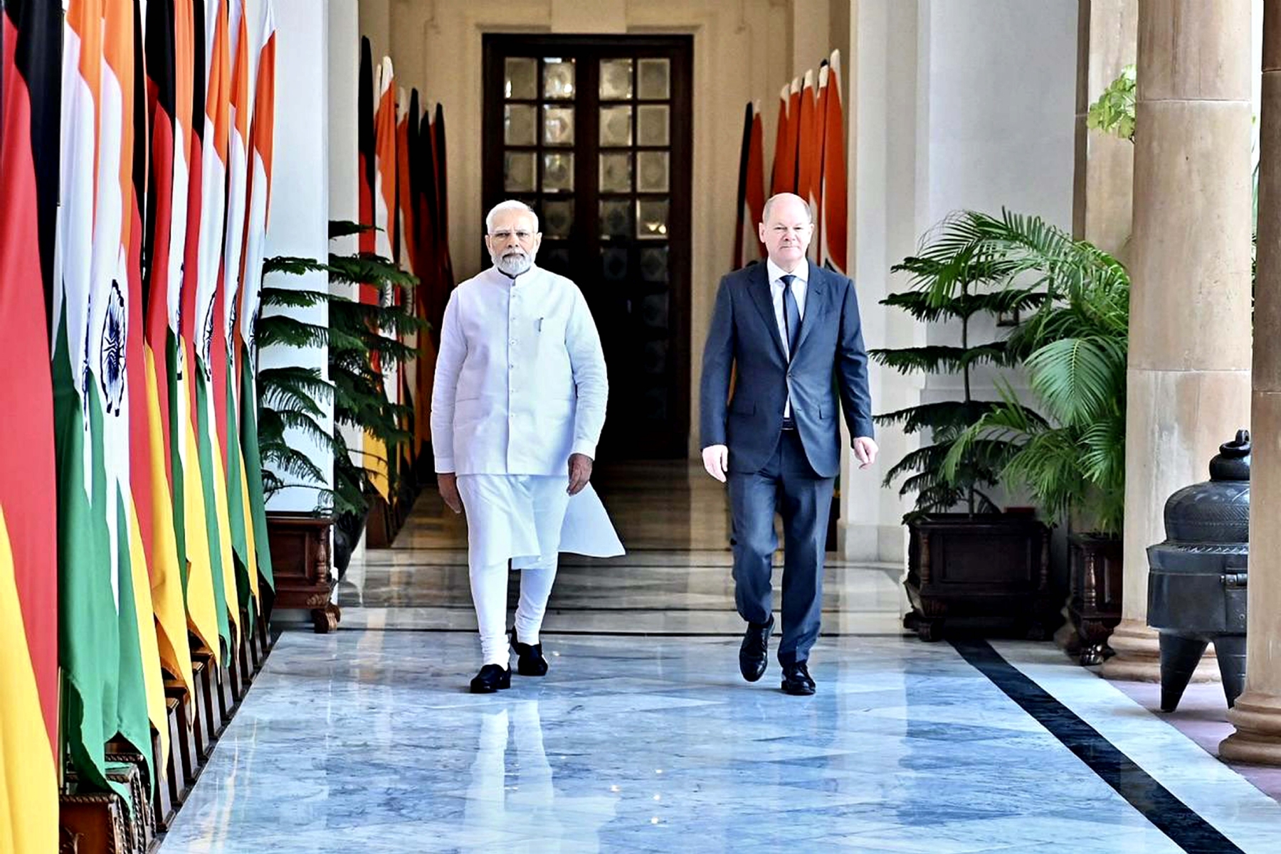 नई दिल्ली में शनिवार 25 फरवरी को हैदराबाद हाउस में प्रधानमंत्री नरेन्द्र मोदी ने जर्मनी चांसलर ओलाफ शोल्ज का स्वागत किया। हिन्दुस्थान समाचार/ फोटो गणेश बिष्ट 