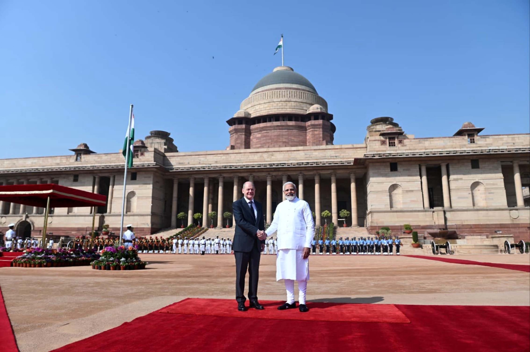 नई दिल्ली में शनिवार 25 फरवरी को राष्ट्रपति भवन में प्रधानमंत्री नरेन्द्र मोदी ने जर्मनी चांसलर ओलाफ शोल्ज का स्वागत किया। हिन्दुस्थान समाचार/ फोटो गणेश बिष्ट 