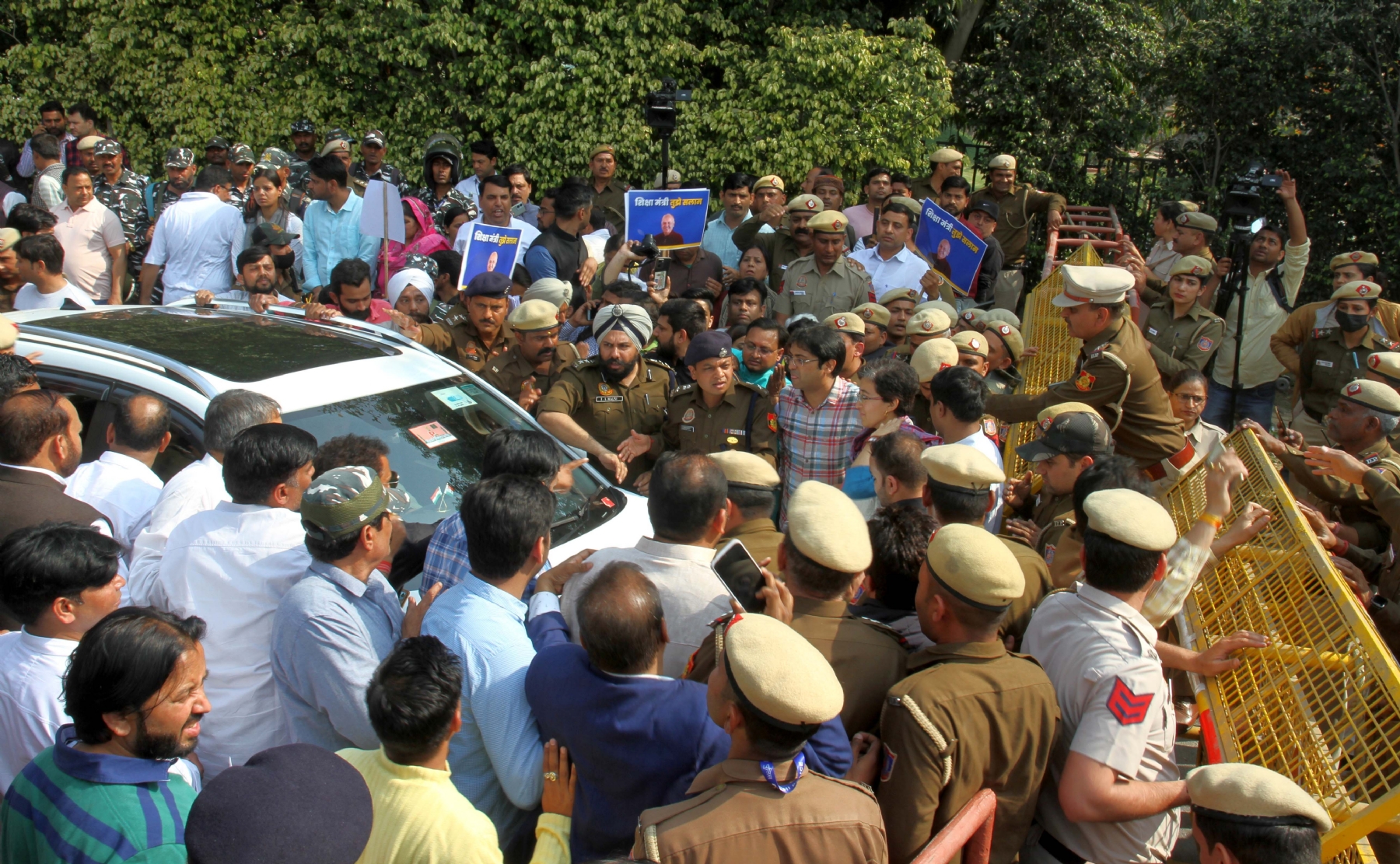 नई दिल्ली में रविवार 26 फरवारी को उपमुख्यमंत्री मनीष सिसोदिया को गिरफ़्तारी कर लेजाती सीबीआई। हिन्दुस्थान समाचार/ फोटो गणेश बिष्ट