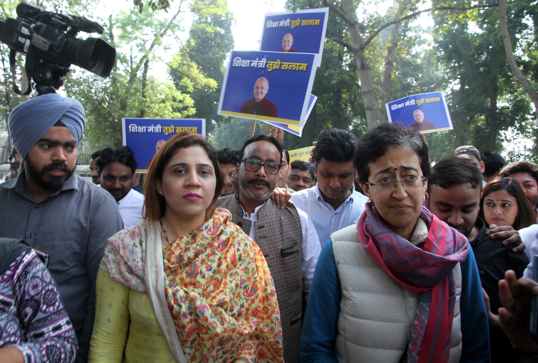 नई दिल्ली में रविवार 26 फरवारी को उपमुख्यमंत्री मनीष सिसोदिया को गिरफ़्तारी कर लेजाती सीबीआई। हिन्दुस्थान समाचार/ फोटो गणेश बिष्ट