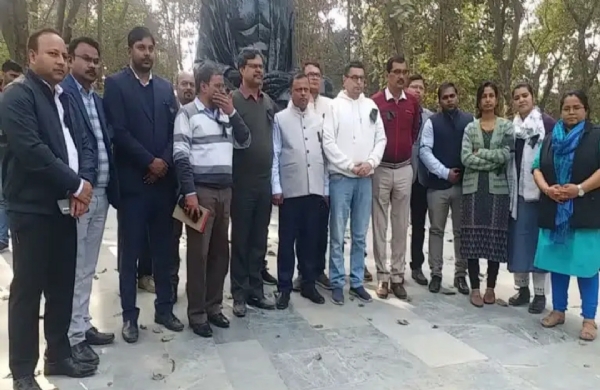 गाँधी प्रतिमा के पास मौन रखते बिप्रसे के अधिकारी