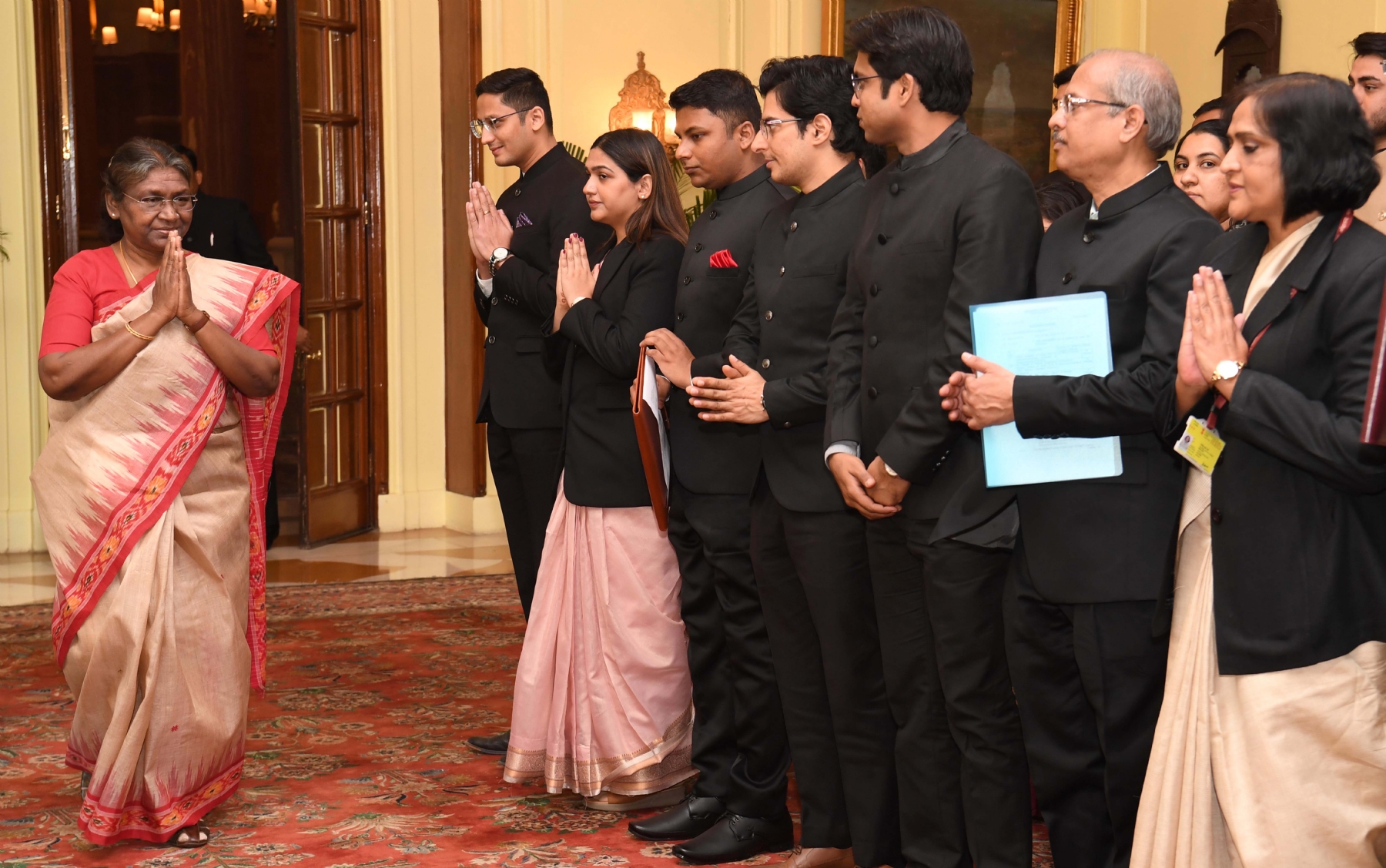 राष्ट्रपति श्रीमती द्रौपदी मुर्मू से मुलाकात करते भारतीय नौसेना सामग्री प्रबंधन सेवा के अधिकारी और 