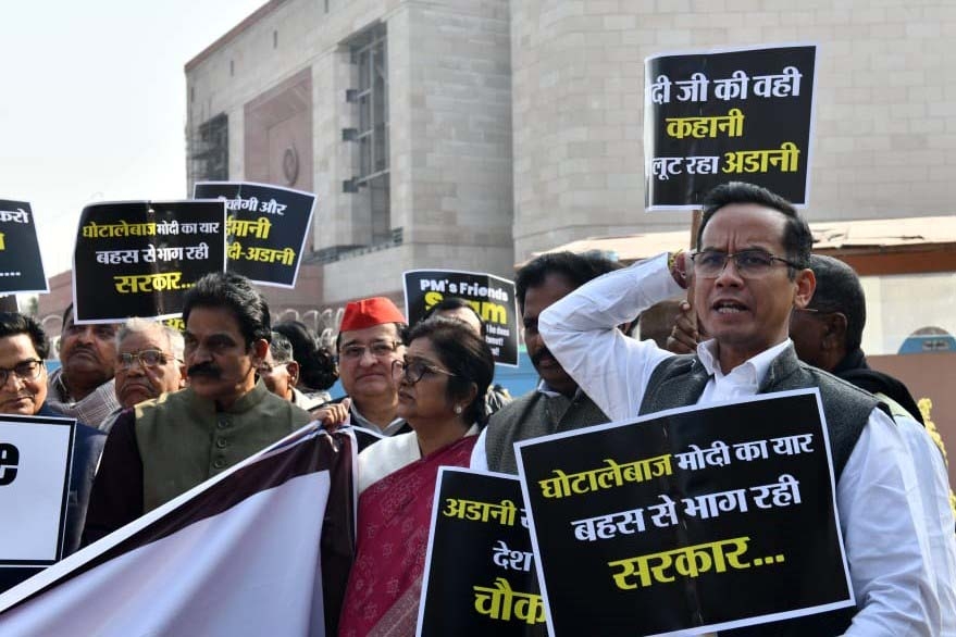 नई दिल्ली में सोमवार 06 फरवरी 2023 को सांसद बजट सत्र के दौरान संसद भवन परिसर में विपक्षी नेताओं ने विरोध प्रदर्सन करते। हिन्दुस्थान समाचार/ फोटो गणेश बिष्ट