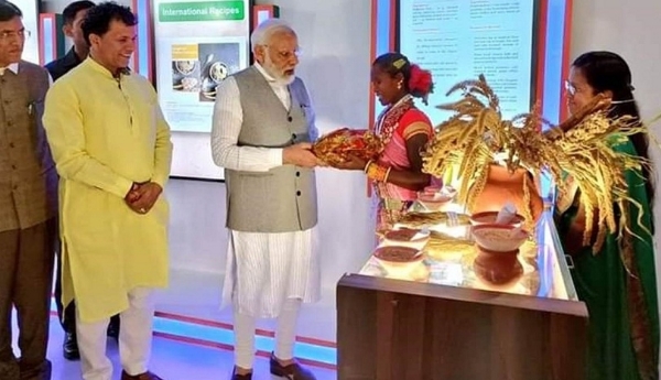 मप्र की लहरी बाई ने प्रधानमंत्री मोदी को भेंट की मोटे अनाज की सामग्री