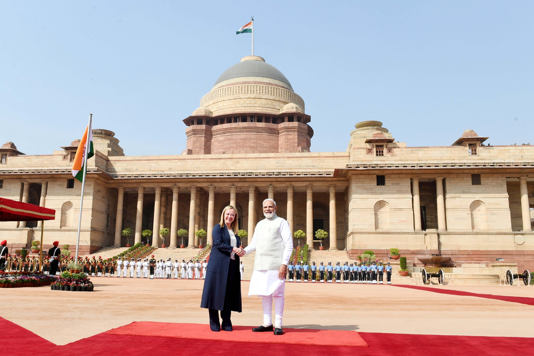 नई दिल्ली में गुरुवार 2 मार्च 2023 को राष्ट्रपति भवन में स्वागत समारोह के दौरान प्रधानमंत्री नरेंद्र मोदी  और इटली की प्रधानमंत्री जियोर्जिया मेलोनी। हिन्दुस्थान समाचार/ फोटो गणेश बिष्ट