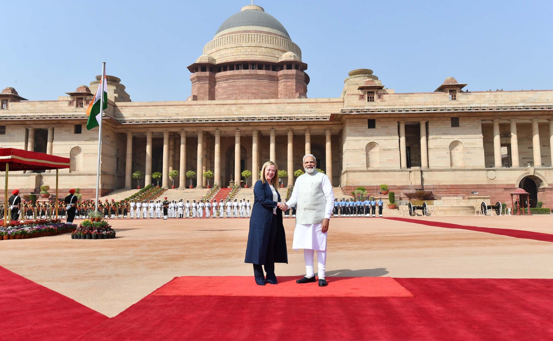 नई दिल्ली में गुरुवार 2 मार्च 2023 को राष्ट्रपति भवन में स्वागत समारोह के दौरान प्रधानमंत्री नरेंद्र मोदी  और इटली की प्रधानमंत्री जियोर्जिया मेलोनी। हिन्दुस्थान समाचार/ फोटो गणेश बिष्ट