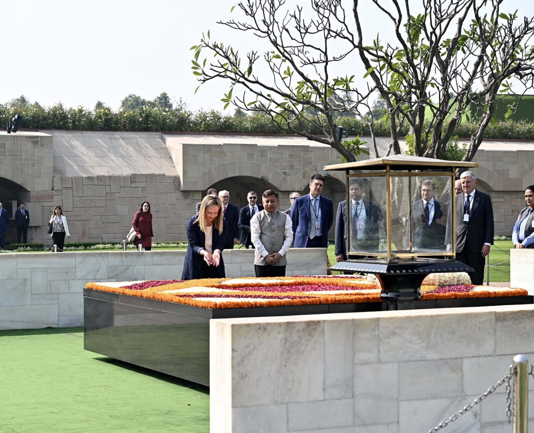 नई दिल्ली में गुरुवार 2 मार्च 2023 को इटली की प्रधानमंत्री जियोर्जिया मेलोनी ने राजघाट में महात्मा गांधी को  पुष्पांजलि अर्पित करते हुए। हिन्दुस्थान समाचार/ फोटो गणेश बिष्ट