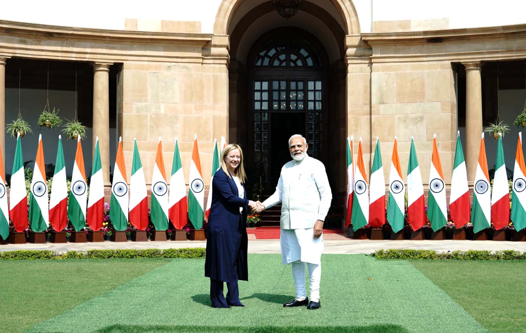 नई दिल्ली में गुरुवार 2 मार्च 2023 को हैदराबाद हाउस में प्रधानमंत्री नरेंद्र मोदी और इटली की प्रधानमंत्री सुश्री जियोर्जिया मेलोनी के बैंठक से पहले हाथ मिलाते हुए। हिन्दुस्थान समाचार/ फोटो गणेश बिष्ट