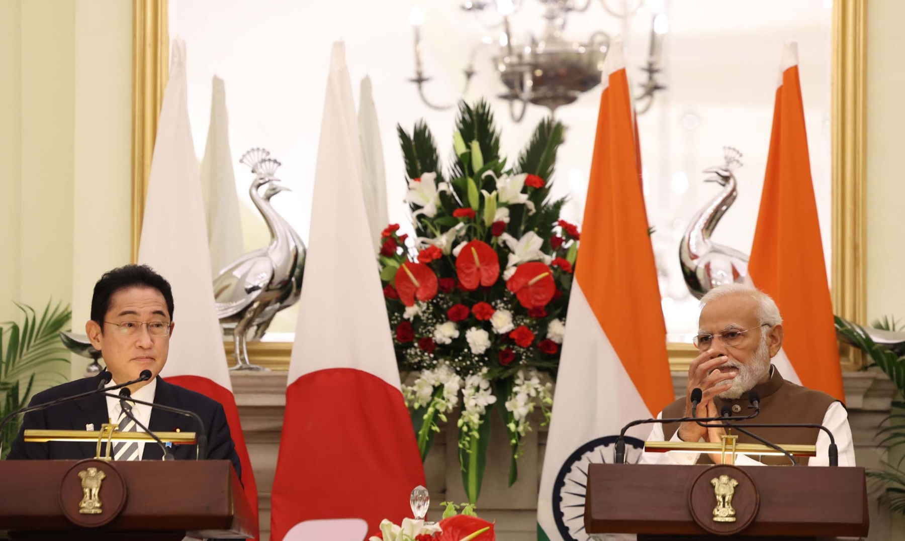 नई दिल्ली में सोमवार 20 मार्च को हैदराबाद हाउस में संयुक्त संवाददाता सम्मेलन को संबोधित करते प्रधानमंत्री नरेन्द्र मोदीऔर जापान के प्रधानमंत्री फुमियो किशिदा। हिन्दुस्थान समाचार/ फोटो गणेश बिष्ट