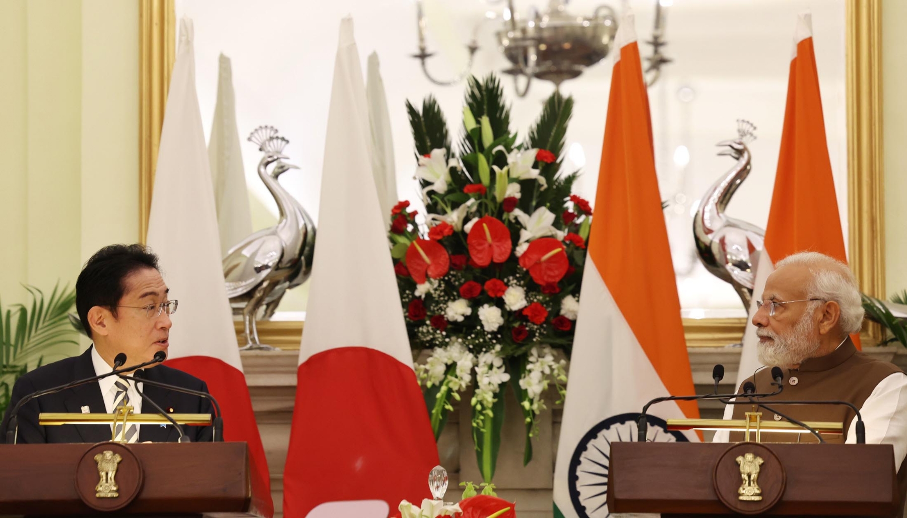 नई दिल्ली में सोमवार 20 मार्च को हैदराबाद हाउस में संयुक्त संवाददाता सम्मेलन को संबोधित करते प्रधानमंत्री नरेन्द्र मोदीऔर जापान के प्रधानमंत्री फुमियो किशिदा। हिन्दुस्थान समाचार/ फोटो गणेश बिष्ट