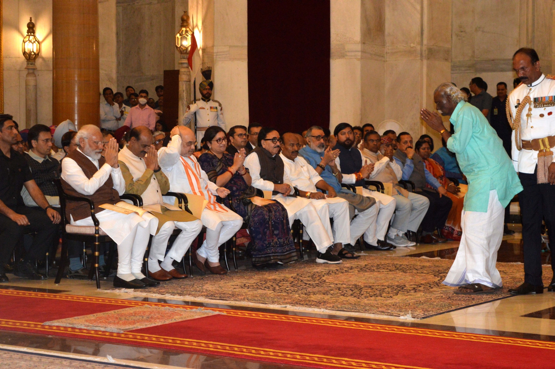 नई दिल्ली में बुधवार 22 मार्च को राष्ट्रपति द्रौपदी मुर्मू, उपराष्ट्रपति जगदीप धनखड़ और प्रधानमंत्री नरेंद्र मोदी, राष्ट्रपति भवन में पद्म पुरस्कार विजेताओं के साथ। हिन्दुस्थान समाचार/ फोटो गणेश बिष्ट