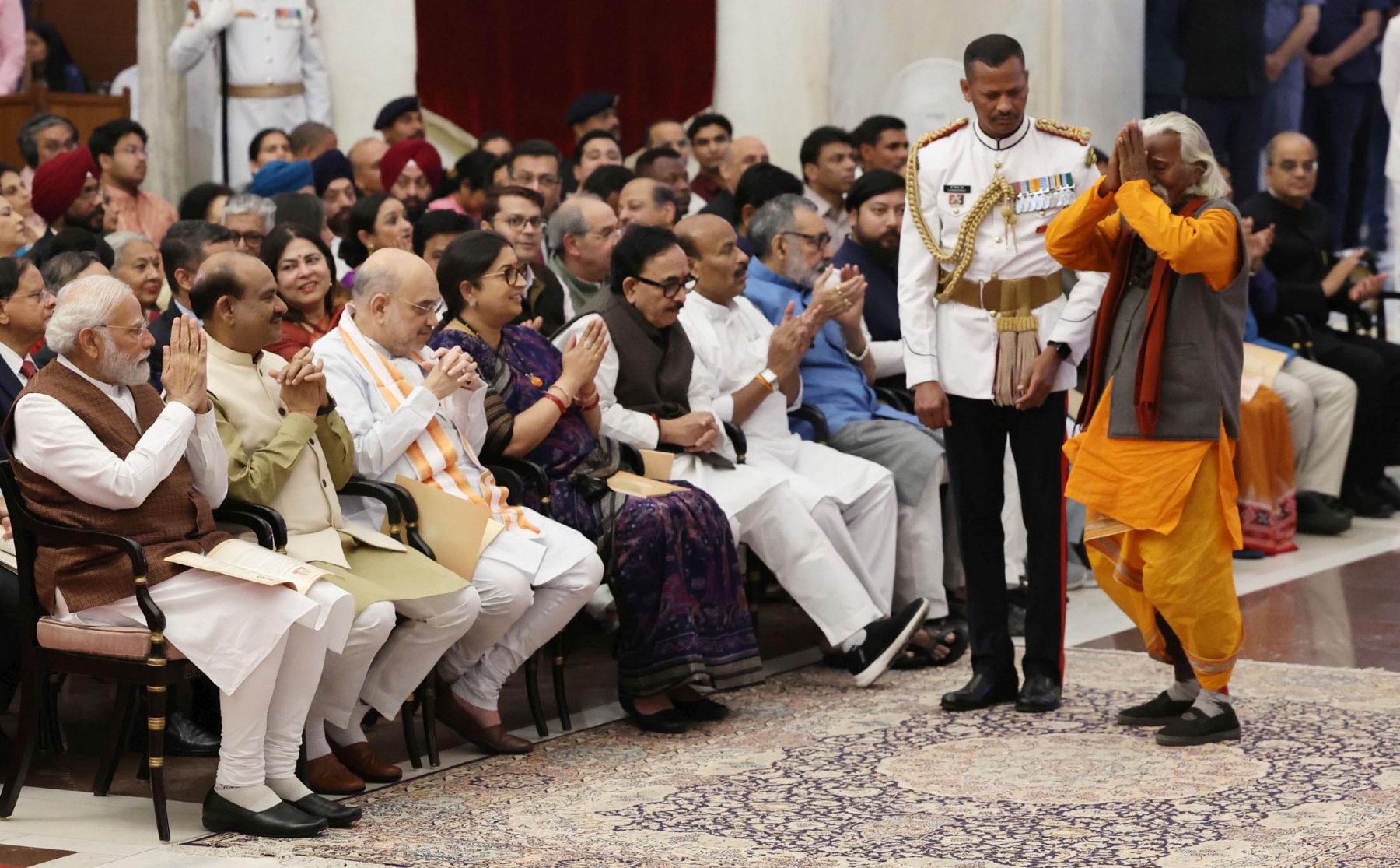 नई दिल्ली में बुधवार 22 मार्च को राष्ट्रपति द्रौपदी मुर्मू, उपराष्ट्रपति जगदीप धनखड़ और प्रधानमंत्री नरेंद्र मोदी, राष्ट्रपति भवन में पद्म पुरस्कार विजेताओं के साथ। हिन्दुस्थान समाचार/ फोटो गणेश बिष्ट