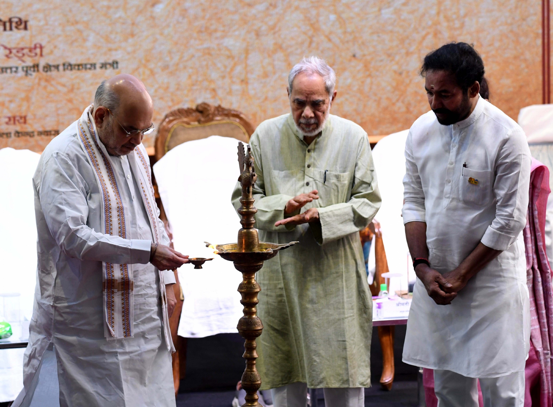 आईजीएनसीए के 36 वें स्थापना दिवस के अवसर पर वैदिक विरासत पोर्टल और कला वैभव (आभासी संग्रहालय) के उद्घाटन के दौरान केंद्रीय गृह मंत्री अमित शाह और संस्कृति मंत्री जी किशन रेड्डी और आईजीएनसीए के अध्यक्ष राम बहादुर राय। 