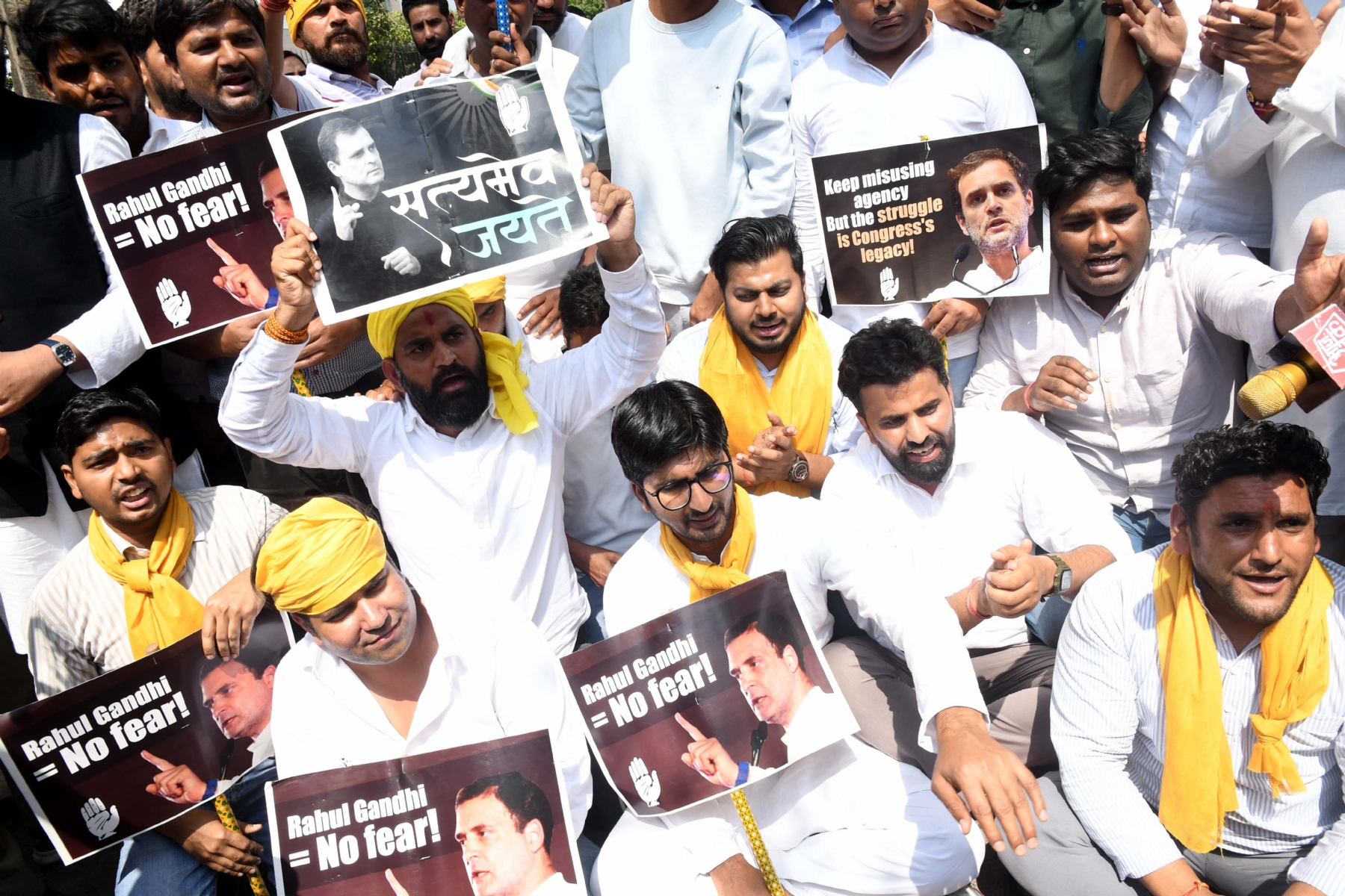 नई दिल्ली में गुरुवार 23 मार्च को राहुल गांधी को दो साल की सजा के मुद्दे पर पीएम मोदी के खिलाफ प्रदर्शन के दौरान नारेबाजी करते भारतीय युवा कांग्रेस के कार्यकर्ता। हिन्दुस्थान समाचार/ फोटो गणेश बिष्ट 