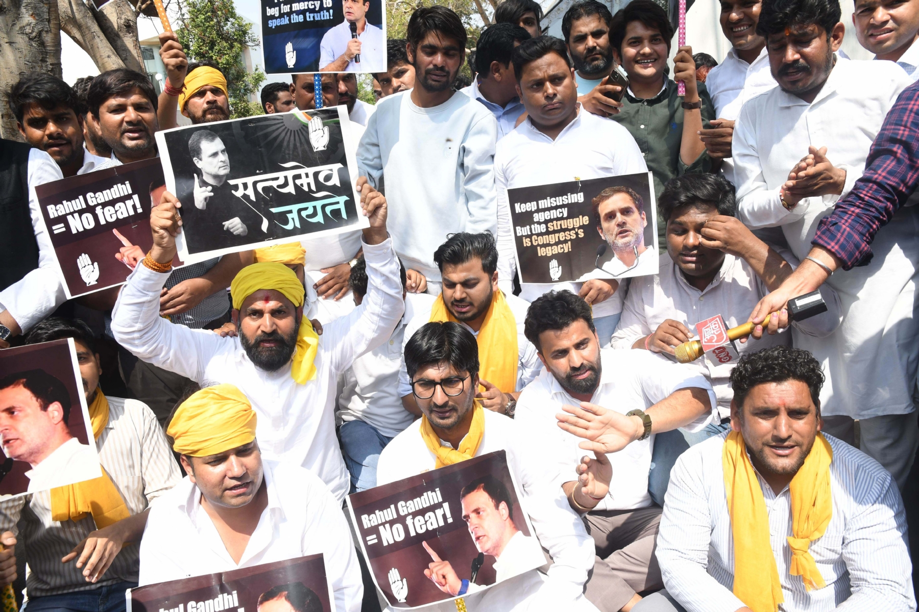 नई दिल्ली में गुरुवार 23 मार्च को राहुल गांधी को दो साल की सजा के मुद्दे पर पीएम मोदी के खिलाफ प्रदर्शन के दौरान नारेबाजी करते भारतीय युवा कांग्रेस के कार्यकर्ता। हिन्दुस्थान समाचार/ फोटो गणेश बिष्ट 