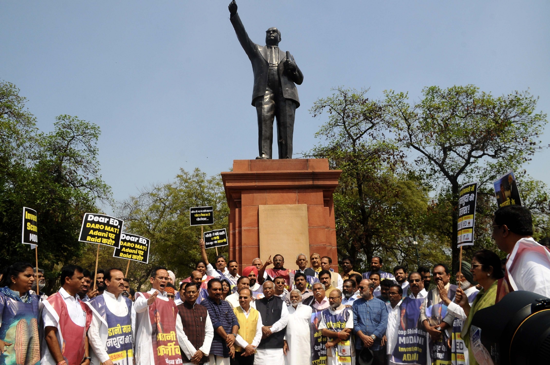 नई दिल्ली में गुरुवार 23 मार्च को संसद भवन परिसर में विपक्षी सांसदों ने बाबासाहेब अंबेडकर की प्रतिमा के पास अडानी विवाद को लेकर किया विरोध प्रदर्शन। हिन्दुस्थान समाचार/ फोटो गणेश बिष्ट 