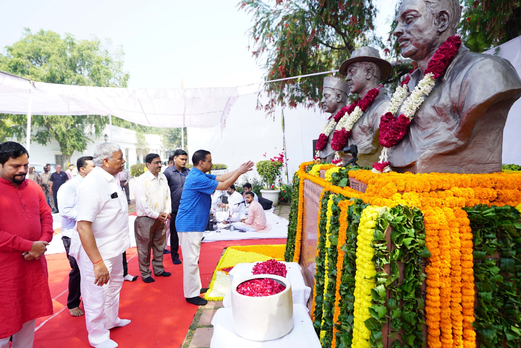 नई दिल्ली में गुरुवार 23 मार्च को दिल्ली विधानसभा परिसर में मुख्यमंत्री अरविन्द केजरीवाल ने अमर शहीद भगत सिंह, सुखदेव एवं राजगुरू जी की प्रतिमा पर पुष्पांजलि अर्पित कर 