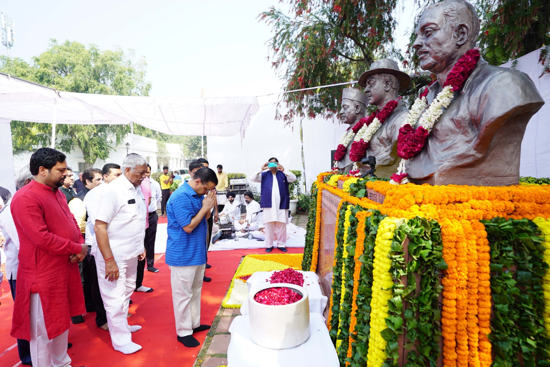नई दिल्ली में गुरुवार 23 मार्च को दिल्ली विधानसभा परिसर में मुख्यमंत्री अरविन्द केजरीवाल ने अमर शहीद भगत सिंह, सुखदेव एवं राजगुरू जी की प्रतिमा पर पुष्पांजलि अर्पित कर 