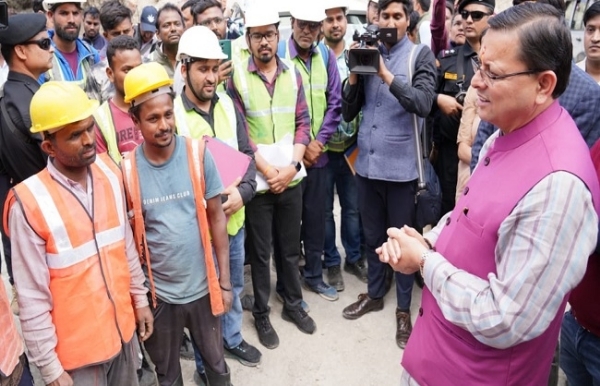 मुख्यमंत्री ने रविवार को दिल्ली-देहरादून एक्सप्रेसवे निर्माण कार्य िनरीक्षण के दौरानश्रमिकों से बातचीत 