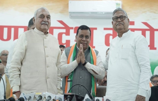 हरियाणा के पूर्व मुख्यमंत्री भूपेंद्र सिंह हुड्डा भाजपा नेताओं को कांग्रेस में शामिल करते हुए 