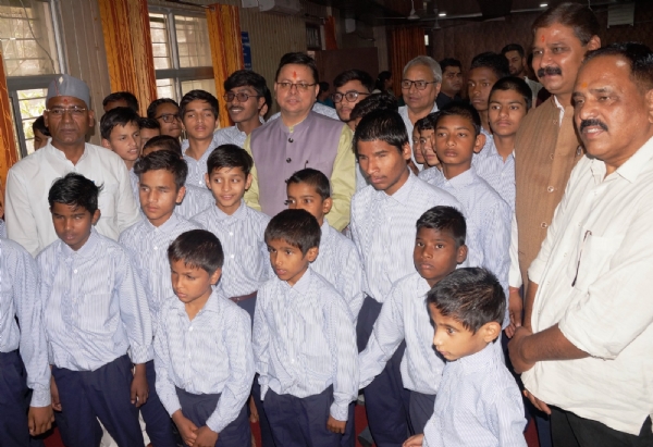 नैब स्कूल में दुर्गा अष्टमी के अवसर पर बच्चों के बीच मुख्यमंत्री धामी। 