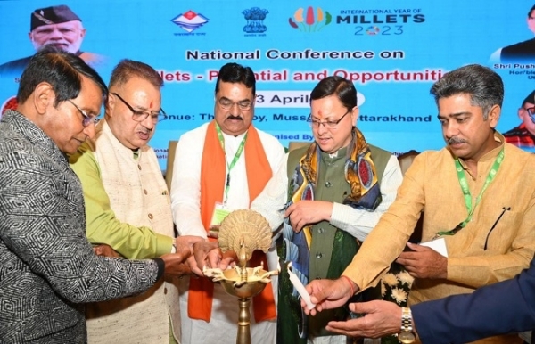 मसूरी के एक होटल में मुख्यमंत्री पुष्कर सिंह धामी ने मिलेट्स-2023 के अन्तर्गत आयोजित ‘क्षमता और अवसर’ राष्ट्रीय सम्मेलन का शुभारंभ करते। 