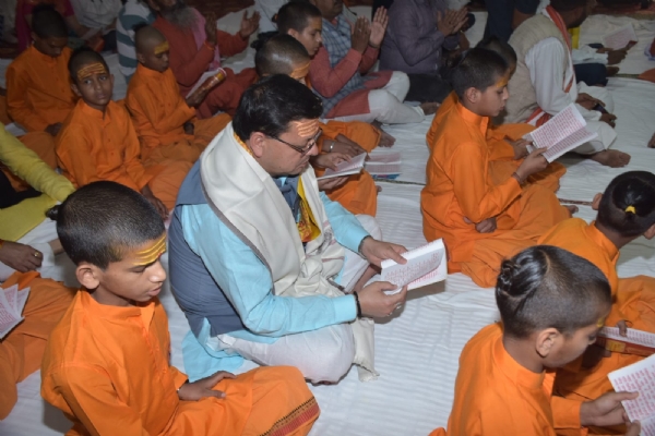 मुख्यमंत्री पुष्कर सिंह धामी टपकेश्वर मंदिर में पूजा करते।