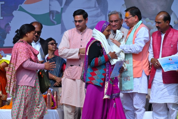 मुख्यमंत्री पुष्कर सिंह धामी अल्मोड़ा में हेमवती नंदन बहुगुणा की जयंती कार्यक्रम में।