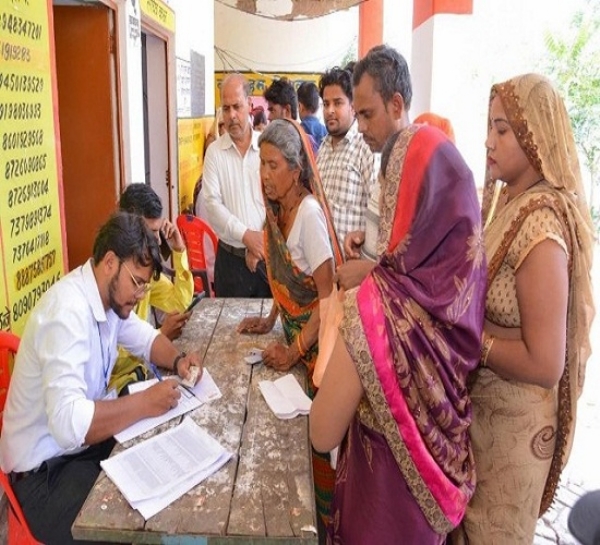 आईआईटी कानपुर के छात्रों ने ग्रामीणों को दी आयुष्मान कार्ड की जानकारी