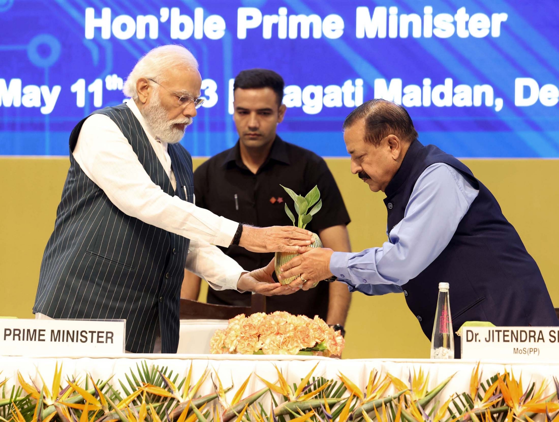 नई दिल्ली में गुरुवार 11 मई को प्रधानमंत्री नरेन्द्र मोदी ने राष्ट्रीय प्रौद्योगिकी दिवस 2023 के अवसर पर विभिन्न परियोजनाओं के उद्घाटन और शिलान्यास के बाद सभा को संबोधित करते हुए। हिंदुस्तान समाचार फोटो गणेश बिष्ट