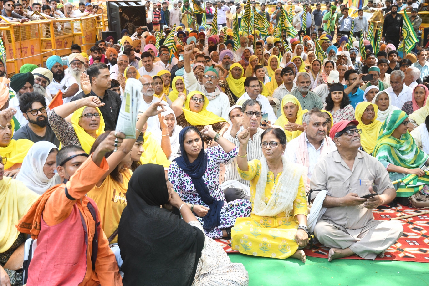 नई दिल्ली में गुरुवार 11 मई को जंतर मंतर पर पहलवान बजरंग पुनिया, विनेश फोगट और साक्षी मलिक ने रेसलिंग फेडरेशन ऑफ प्रमुख बृज भूषण शरण सिंह के विरोध प्रदर्शन के दौरान काली पट्टी बांधी