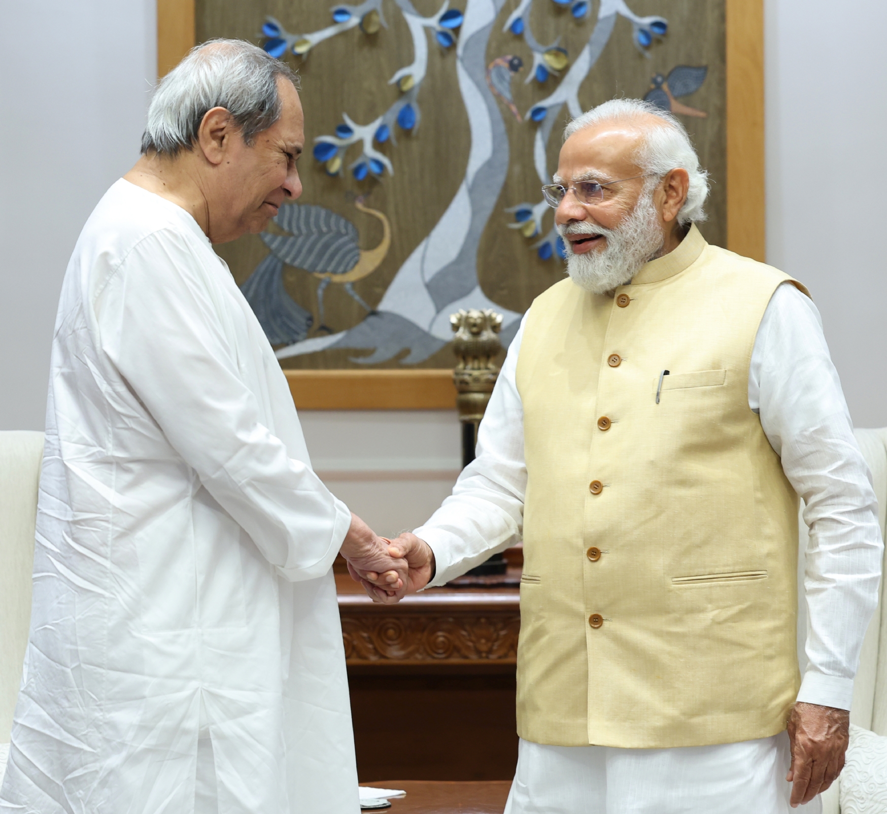 नई दिल्ली में गुरुवार 11 मई को प्रधानमंत्री नरेन्द्र मोदी से मुलाकात करते ओडिशा के सीएम नवीन पटनायक। हिन्दुस्थान समाचार/ फोटो गणेश बिष्ट