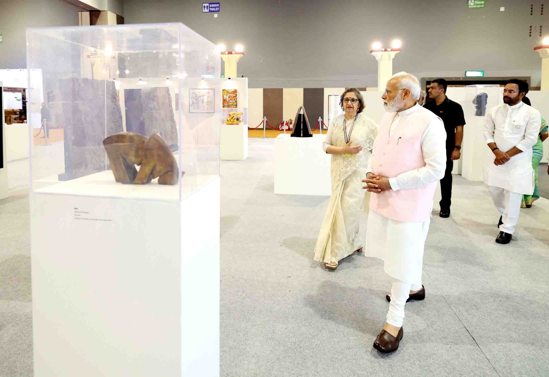 नई दिल्ली में गुरुवार 18 मई, 2023 को प्रधानमंत्री नरेंद्र मोदी ने प्रगति मैदान में अंतर्राष्ट्रीय संग्रहालय एक्सपो 2023 के उद्घाटन के दौरान प्रदर्शनी का निरीक्षण किया। हिन्दुस्थान समाचार/ गणेश बिष्ट