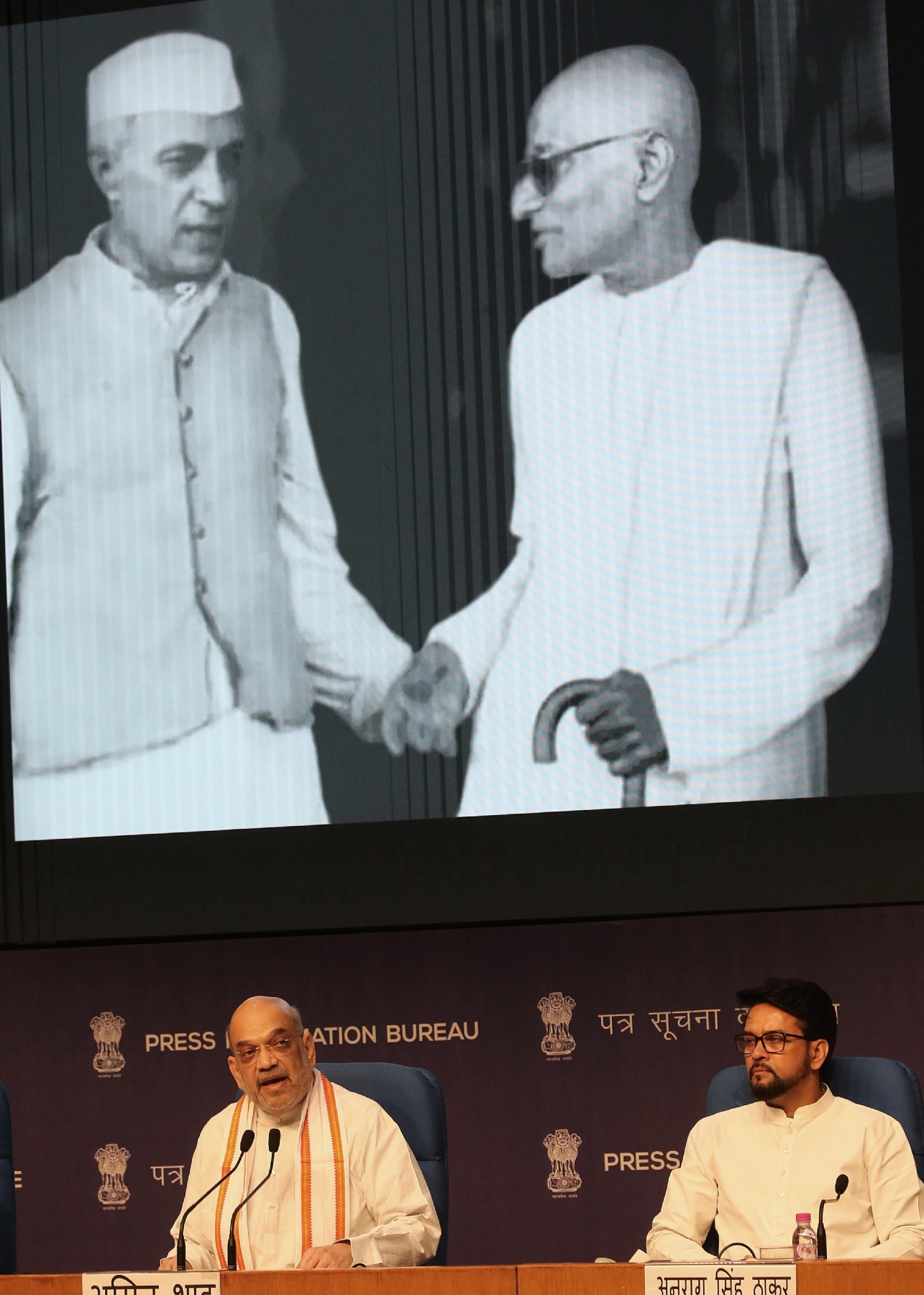 आजादी अमृत महोत्सव मनाने वाले महत्वपूर्ण ऐतिहासिक कार्यक्रम को लेकर सवाददाताओं को संबोधित करते केंद्रीय गृह मंत्री अमित शाह साथ में केंद्रीयमंत्री अनुराग ठाकुर और केंद्रीयमंत्री जी किशन रेड्डी। 