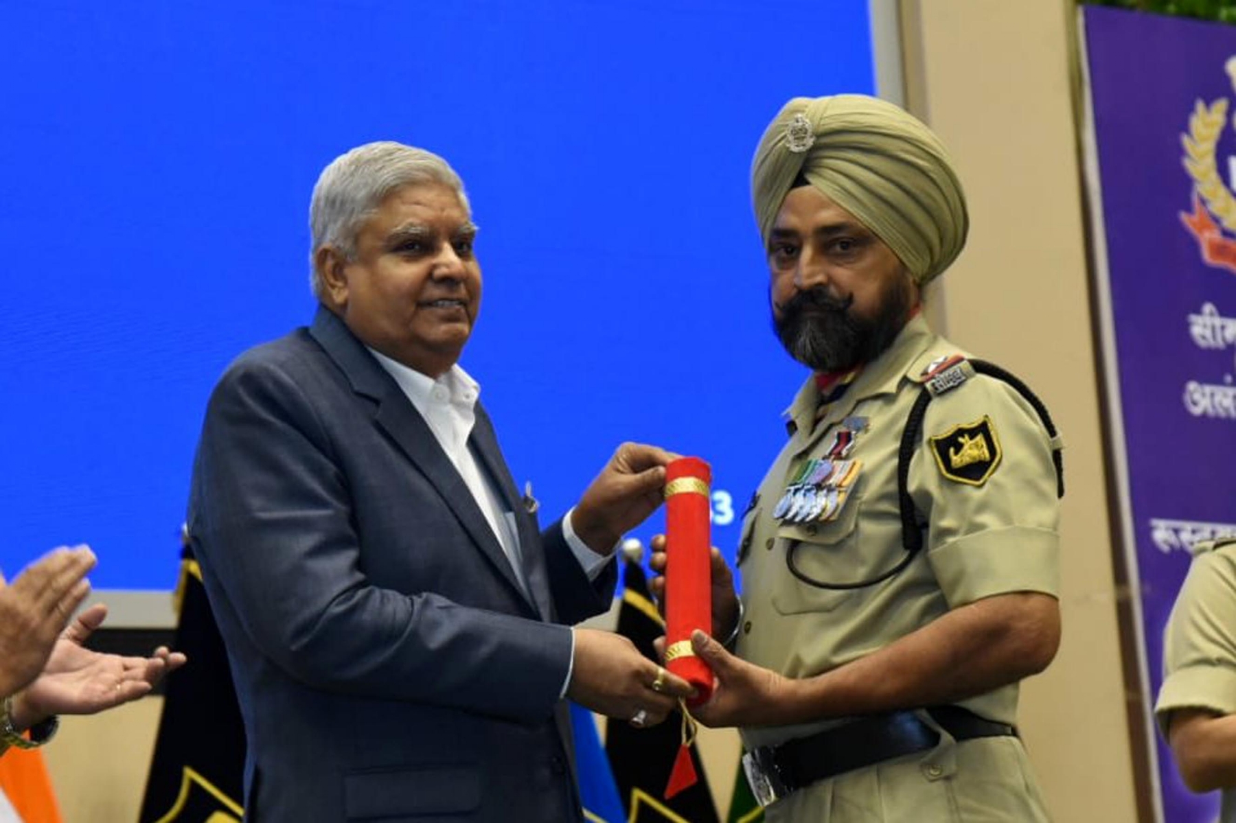 नई दिल्ली में बुधवार 24 मई 2023 को उपराष्ट्रपति जगदीप धनखड़ ने बीएसएफ अलंकरण समारोह में सीमा सुरक्षा बल के जवानों को सराहनीय सेवा के लिए पुलिस पदक प्रदान करते हुए। हिन्दुस्थान समाचार/ फोटो गणेश बिष्ट