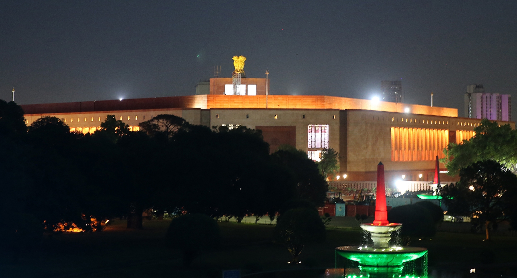 नई दिल्ली में बुधवार 24 मई को नया संसद भवन रोशनी से जगमगाता हुए। इस बवन का 28 मई को प्रधानमंत्री नरेन्द्र मोदी उद्घाटन करेंगे। हिन्दुस्थान समाचार/ फोटो गणेश बिष्ट