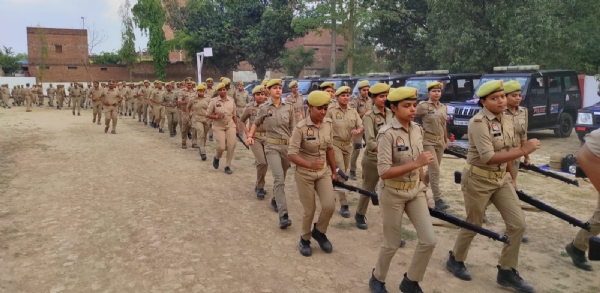 मीरजापुर : पुलिस लाइन स्थित परेड ग्राउण्ड पर दौड़ लगाती पुलिस।