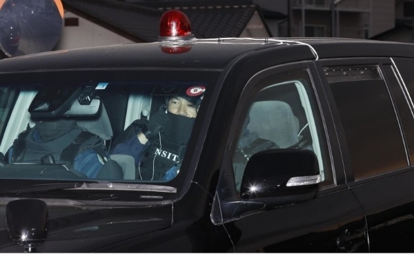 जापान पुलिस की गाड़ी में संदिग्ध पिछली सीट में। फोटो-जापान टुडे से साभार